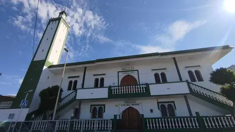 Mezquita de Benz&uacute; el tiempo nubes altas sol