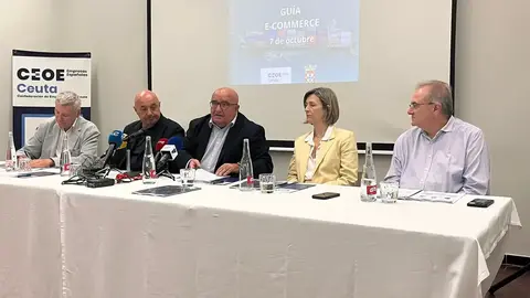  Por la izquierda, Juan Torres, vicepresidente de CEOE Ceuta; Nicola Cecchi; Arantxa Campos; Antonio de la Ossa y Luis de la Rubia. 