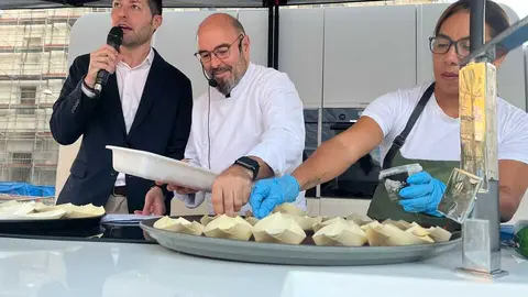 Maridaje de Paco Sánchez Navarro y Boris de Mesones en la Plaza de los Reyes. 