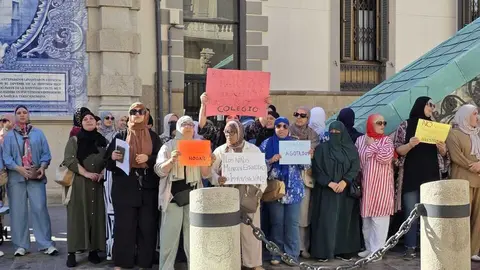 Concentraci&oacute;n de padres del 'Ram&oacute;n y Cajal' frente a las puertas del Palacio de la Asamblea./ L. Ortiz