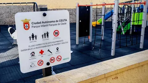 Los parques infantiles de Ceuta incluyen carteles que indican que los menores de tres a&ntilde;os deben usar los columpios bajo supervisi&oacute;n de un adulto