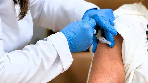 Vacuna, gripe, covid, enfermera, inyecci&oacute;n, ingesa, sanidad / E. Arteaga
