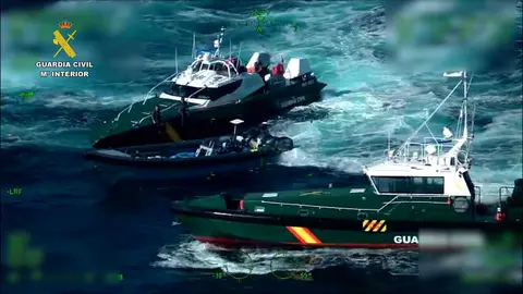 La narcolancha, a toda velocidad, intenta esquivar el cerco de la Guardia Civil / G.C.