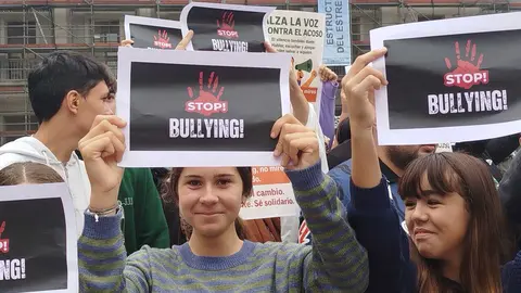 Concentraci&oacute;n del sindicato de estudiantes contra el acoso escolar, tras el suicidio de Sandra Pe&ntilde;a