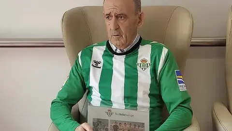 Fernando Aramburu hace tres a&ntilde;os con una camiseta del Real Betis Balompi&eacute; / Real Betis
