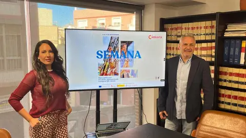 Pilar L&oacute;pez y Gustavo Lip&oacute;vez durante la presentaci&oacute;n de la Semana del Comercio./ J.A. Gonz&aacute;lez