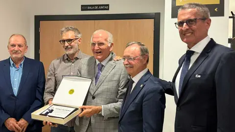 Los hijos de Pedro Moreno junto a Juan Vivas y Antonio Garc&iacute;a Gaona / M.Zapico