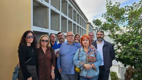 UGT y familiares de Juan Carlos P&eacute;rez en el cementerio de Santa Catalina, en el primer aniversario de su fallecimiento / UGT