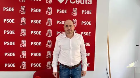 Miguel &Aacute;ngel P&eacute;rez Triano, secretario general del PSOE de Ceuta, minutos antes de iniciar la rueda de prensa./ J.A. Gonz&aacute;lez