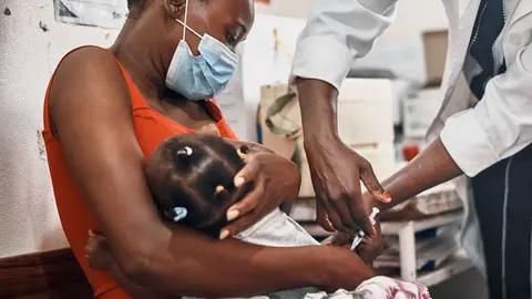 Vacunaci&oacute;n de una ni&ntilde;a beneficiaria de la Alianza para la Vacunaci&oacute;n Infantil_01