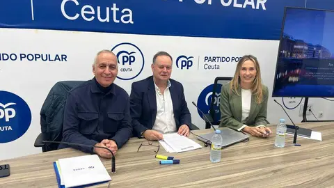 De izda. a derecha: Abdelhakim Abdeselam, Javier Celaya y Cristina D&iacute;az./ J.A. Gonz&aacute;lez