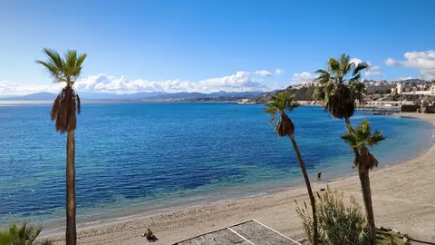 Playa de la Ribera. nubes cielo despejado el tiempo