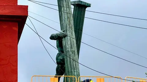 El H&eacute;rcules se prepara para mudarse de la bocana del puerto a la estaci&oacute;n mar&iacute;tima / C. A.