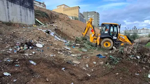 Trabajos de limpieza en el entorno del Jos&eacute; Benoliel / Cedida