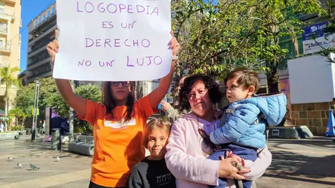 Concentraci&oacute;n del SMC para pedir servicio de logopedia en el sistema p&uacute;blico de salud / S.I.