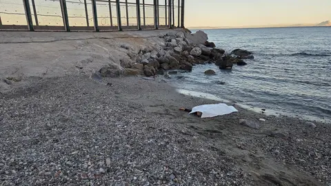 Cuerpo del &uacute;ltimo cad&aacute;ver encontrado en el rompeolas de Benz&uacute; el jueves pasado / Cedida