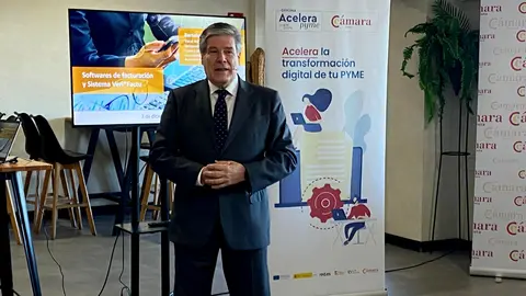 Bartolom&eacute; Borrego durante su charla con una treintena de empresarios ceut&iacute;es / Pablo Mat&eacute;s