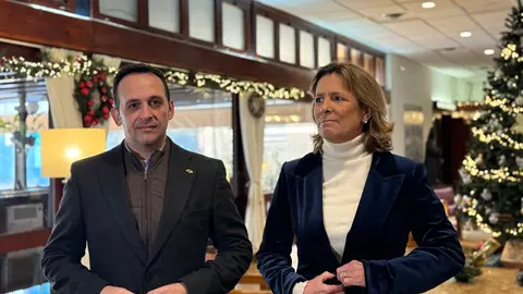 Juan Sergio Redondo (Vox Ceuta) junto a la portavoz nacional de Sanidad de VOX, Mar&iacute;a Fuster / M.Zapico