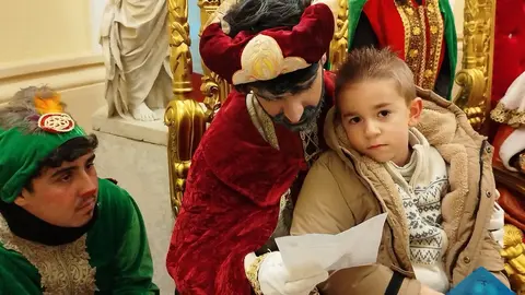 Los emisarios de los Reyes Magos recogen las cartas de los ni&ntilde;os en el Ayuntamiento