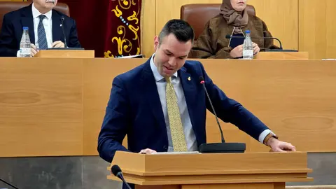  Carlos Verdejo ha arremetido desde el atril contra los grupos pol&iacute;ticos y sus presupuestos / Laura Ortiz 