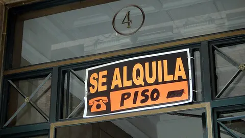  Cartel de "SE ALQUILA"./archivo 