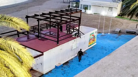 Polic&iacute;a Nacional en el chiringuito de la Ribera