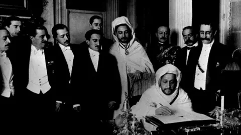 El-Hadj el-Mokri, embajador marroqu&iacute; en Espa&ntilde;a, firmando el tratado en la conferencia de Algeciras, el 7 de abril de 1906