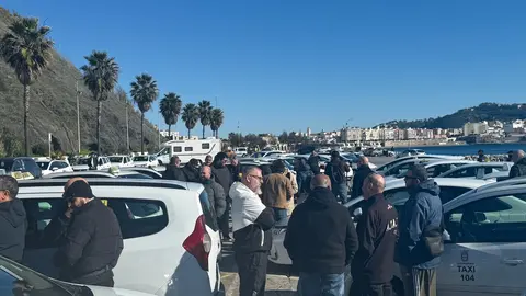 Concentraci&oacute;n de taxi en la explanada del Chorillo / M.Zapico