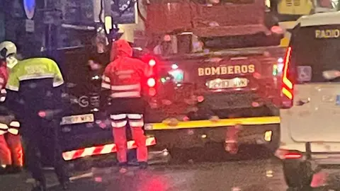Bomberos en la calle Independencia / C.A.