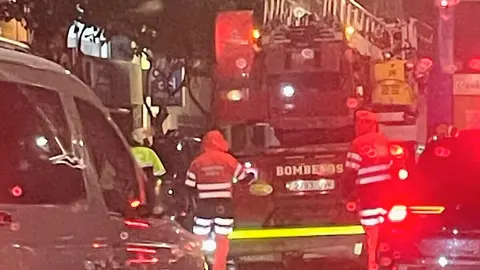 Bomberos en la calle Independencia / C.A.