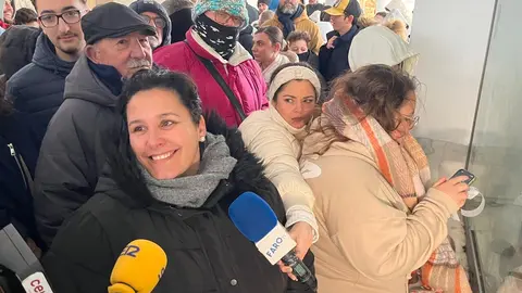 Gema, primera ceut&iacute; en conseguir sus entradas / (C.A)