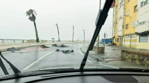 La carretera nueva, cortada por la ca&iacute;da de parte de la cubierta de los bloques de Juan XXIII / C.A.