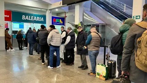 Cola en la estaci&oacute;n mar&iacute;tima del Puerto de Algeciras para sacar billete para el Passi&oacute; de las 18:30 / C. A.