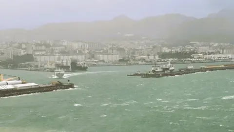 bocana del puerto temporal costeros barcos