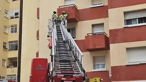 Los bomberos aseguran fachadas en el Pol&iacute;gono Virgen de &Aacute;frica / C.A.