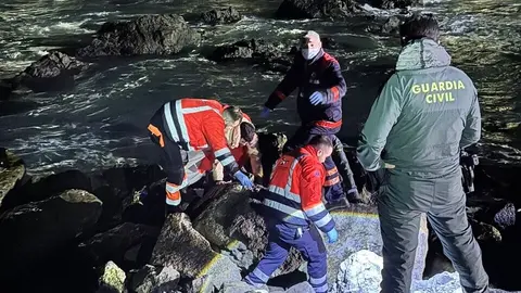 Guardia Civil y 061 salvan a un joven atrapado entre las rocas en la playa de Benz&uacute;