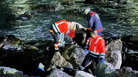 Guardia Civil y 061 salvan a un joven atrapado entre las rocas en la playa de Benz&uacute;