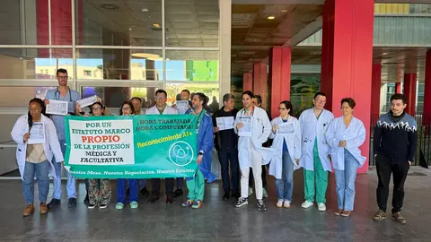 Huelga de m&eacute;dicos a las puertas del HUCE./ J.A. Gonz&aacute;lez