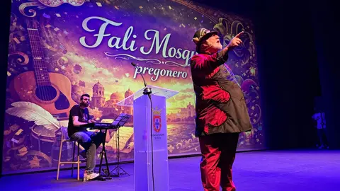 Faly Mosquera cantando el preg&oacute;n
