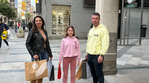 Jes&uacute;s Pareja junto a su mujer y su hija tras finalizar el Rally de Compras de la C&aacute;mara de Comercio./ J.A. Gonz&aacute;lez