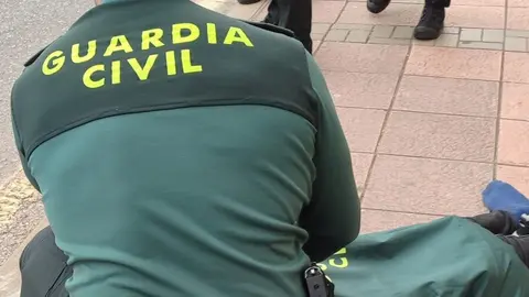 Un guardia civil auxili&oacute; a un hombre que sufr&iacute;a convulsiones