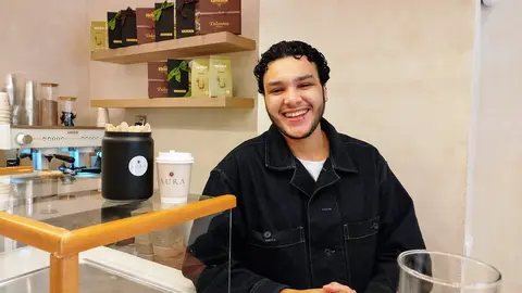 Mohamed, due&ntilde;o de Aura, la nueva cafer&iacute;a de la Gran V&iacute;a