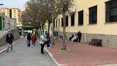 Opositores llegando al IES Siete Colinas para examinarse