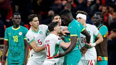 Tensi&oacute;n entre jugadores de Senegal y Marruecos durante la Copa Africana de Naciones AFP via Getty Images