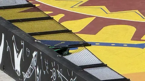 Se cae la valla de la nueva pista del Sarchal en Ceuta tras el temporal de viento / M. Zapico
