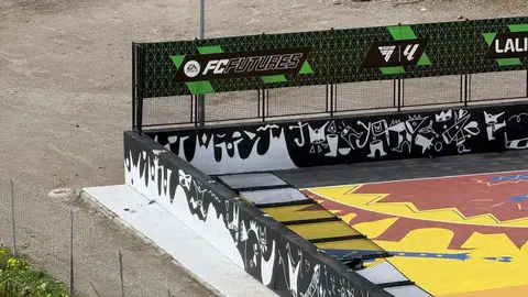 Se cae la valla de la nueva pista del Sarchal en Ceuta tras el temporal de viento / M. Zapico