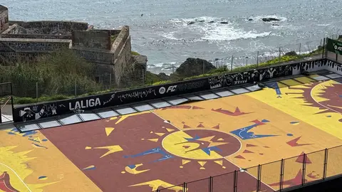 Se cae la valla de la nueva pista del Sarchal en Ceuta tras el temporal de viento / M. Zapico