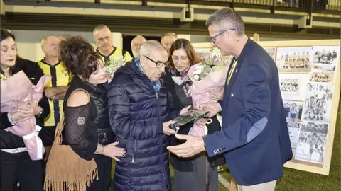 Manolo Vega, durante un homenaje que llev&oacute; a cabo la RFFCE