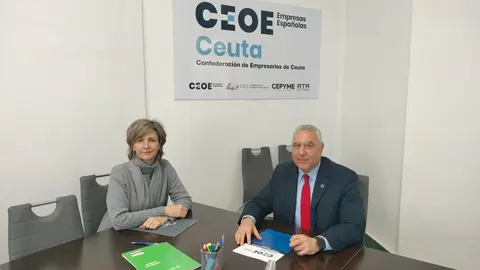 Arantxa Campos, en representaci&oacute;n de CECE y el presidente de la AECC en Ceuta, Jes&uacute;s Mar&iacute;a Ferreiro
