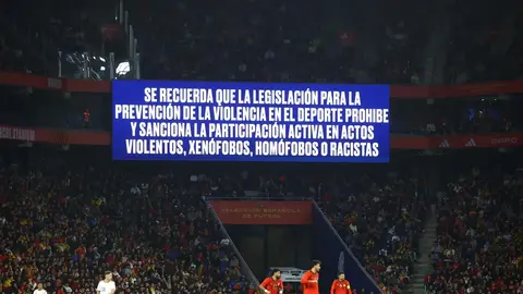 Mensaje mostrado en el videomarcador del RCDE Stadium durante el partido entre Espa&ntilde;a y Egipto donde se escuch&oacute; en varias ocasiones  "musulm&aacute;n el que no bote es"